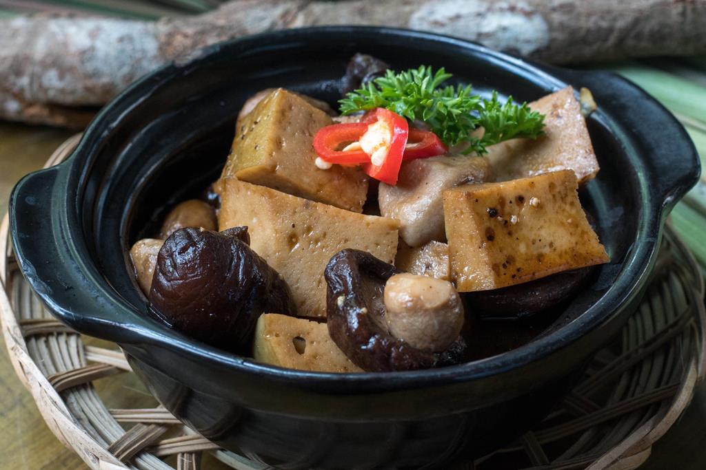 Chả lụa kho nấm