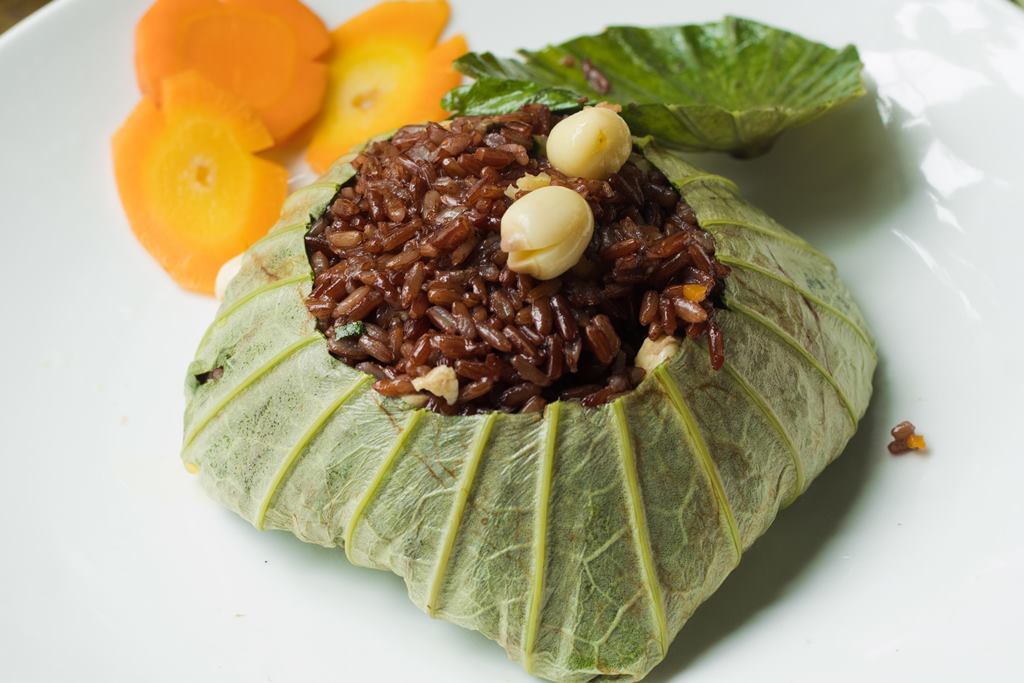 Cơm gạo lức lá sen